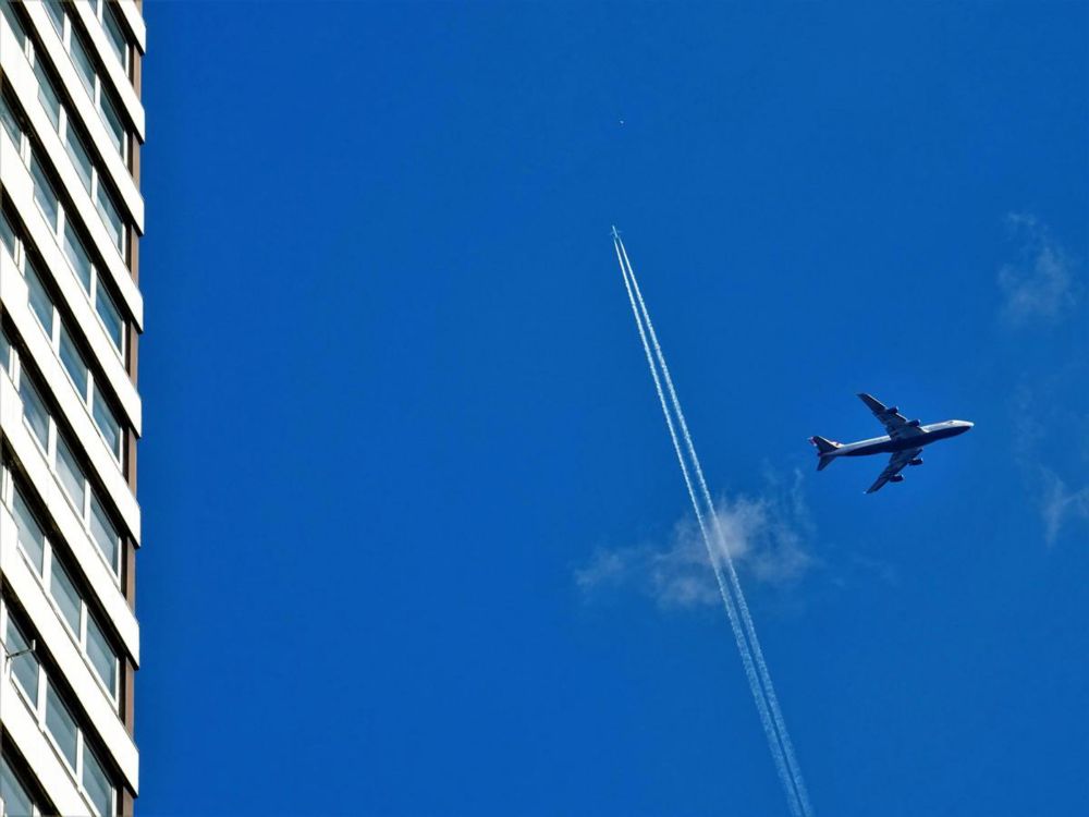 Réchauffement climatique : l’impact des traînées de condensation des avions pire que celui de leurs émissions de CO2 ?