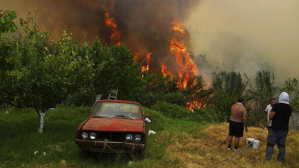 In Südeuropa kämpfen Feuerwehrleute nach anhaltender Hitze weiter gegen zahlreiche Waldbrände. Es gibt weitere Tote. In Griechenland spricht die Feuerwehr von einem "Weltuntergang".