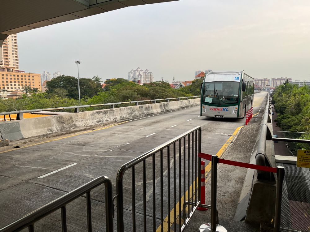 Bus arriving on the elevated BRT