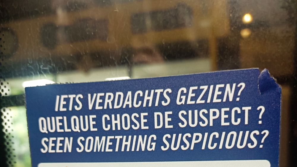 une affiche "quelque chose de suspect?" dans les transports publics