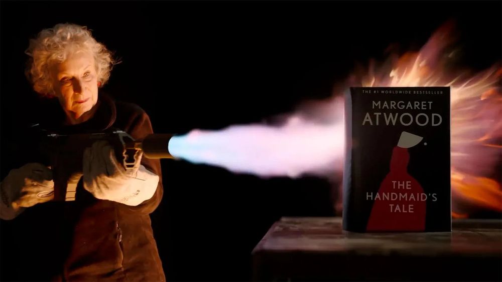 margaret atwood un lance flamme dans les mains tente de bruler un exemplaire de The Handmaid's Tale