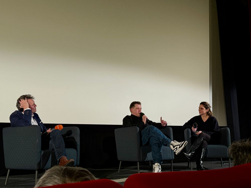 Diskussion nach dem dem Film, von links nach rechts: Thomas Meyer (Arendt-Biograf und Herausgeber; führt vor der Kamera durch den Film und stand mir als wissenschaftlicher Berater zur Seite - eine sehr schöne und inspirierende Zusammenarbeit!), ich, Sheila Behjat (Moderation) - eine Momentaufnahme aus dem Gespräch nach dem Film.