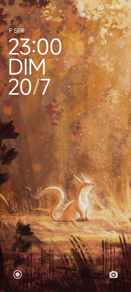 image d'un écran de verrouillage de smartphone représentant un renard roux sur un fond de forêt couleur rouille et ocre. de hautes herbes et des feuilles d'arbre brun foncé sont au premier plan, respectivement au bas et sur la gauche de l'image.
En surimpression de l'image, 2 icônes blanches en bas à droite (un appareil photo) et en bas à gauche (un disque cerclé) et 4 lignes de texte blanc en haut à gauche : F SFR / 23:00 / DIM / 20/7, soit le fournisseur de téléphonie, l'heure, le jour et la date de la capture d'écran.