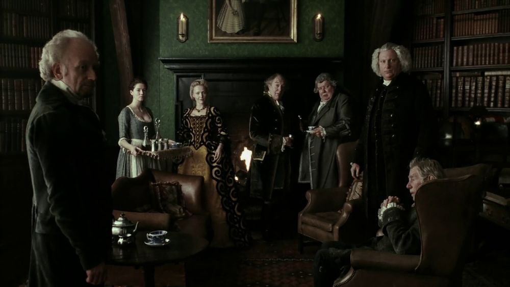 capture d'écran du film de Tim Burton Sleepy Hollow, la légende du cavalier sans tête, représentant une partie du casting démentiel du film : Ian McDiarmid, Miranda Richardson, Michael Gambon, Richard Griffiths, Jeffrey Jones et Michael Gough, incarnant les notables de la ville de Sleepy Hollow dans laquelle se déroule l'essentiel du film.