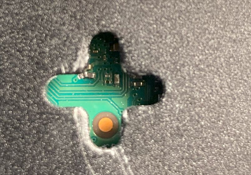 Loch in einem Aluminiumgehäuse zum Aufhängen mit Schraube oder Nagel, welches den Blick auf die Platine mit Bauteilen freigibt.