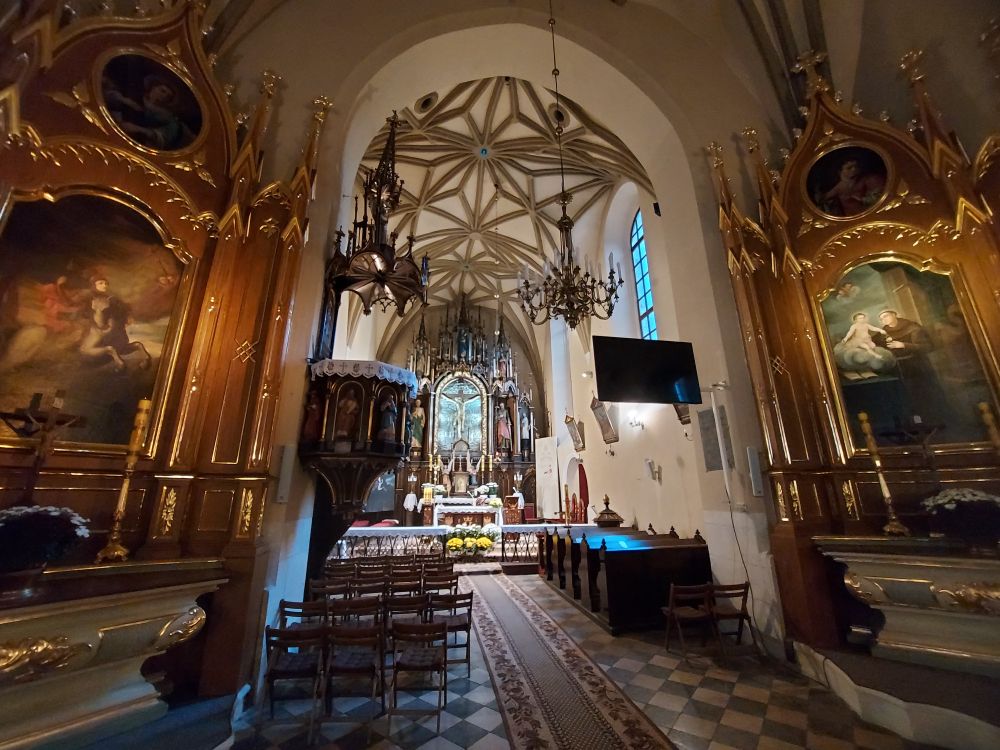 General view of the inside of the church.