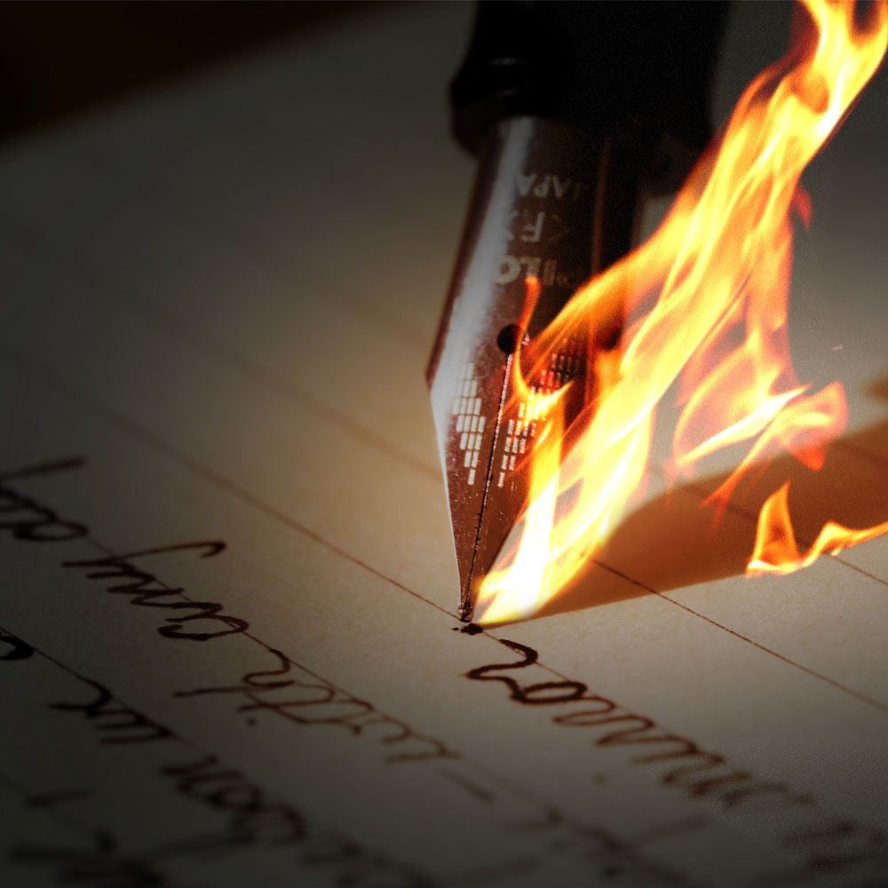 foto de uma caneta tinteiro escrevendo e a ponta dela pegando fogo