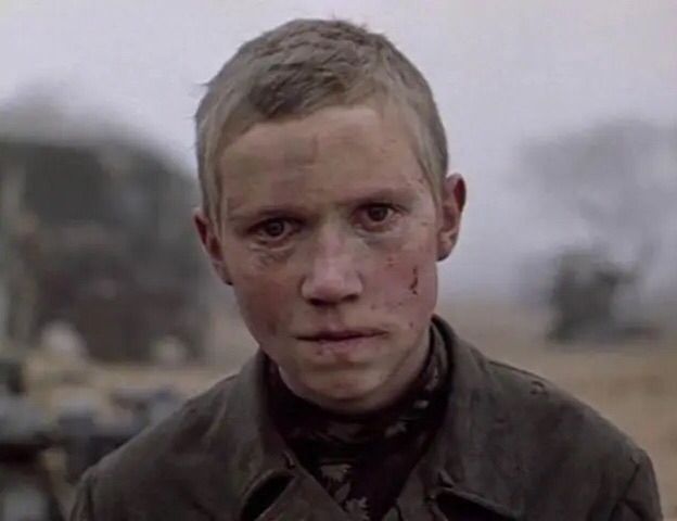 foto do personatem do filme "venha e veja", um adolescente com uma cara de quem ja viu tudo na guerra olhando dirstamente para a camera