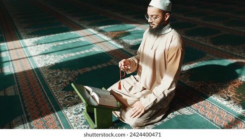 foto de imam islamico orando