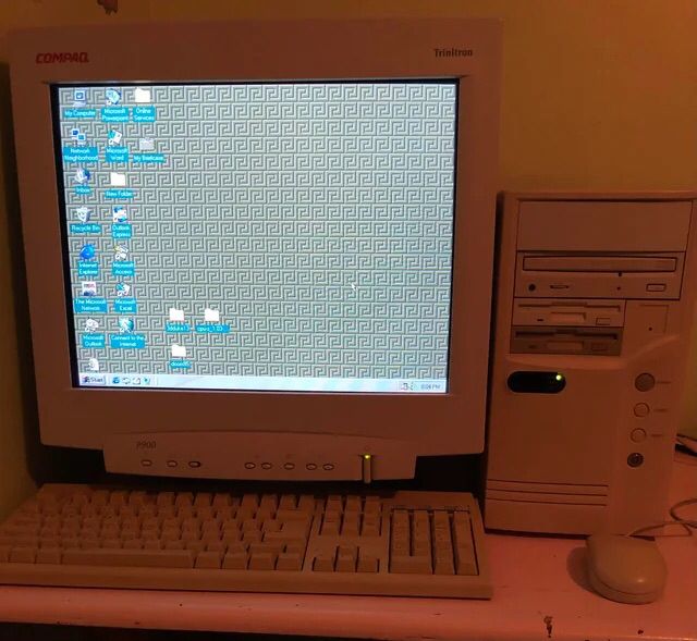 foto de um computador daqueles de 1997 com torre de cpu, monitor CRT etc