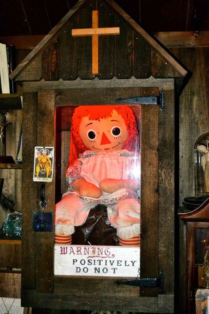 The actual Annabelle, essentially a jolly cushion with limbs and a face, gives a cheery smile as it stares out at us from its glass prison. The sign on the door reads "Warning! Positively do not open" which seems unduly harsh. Like caging a Smurf.