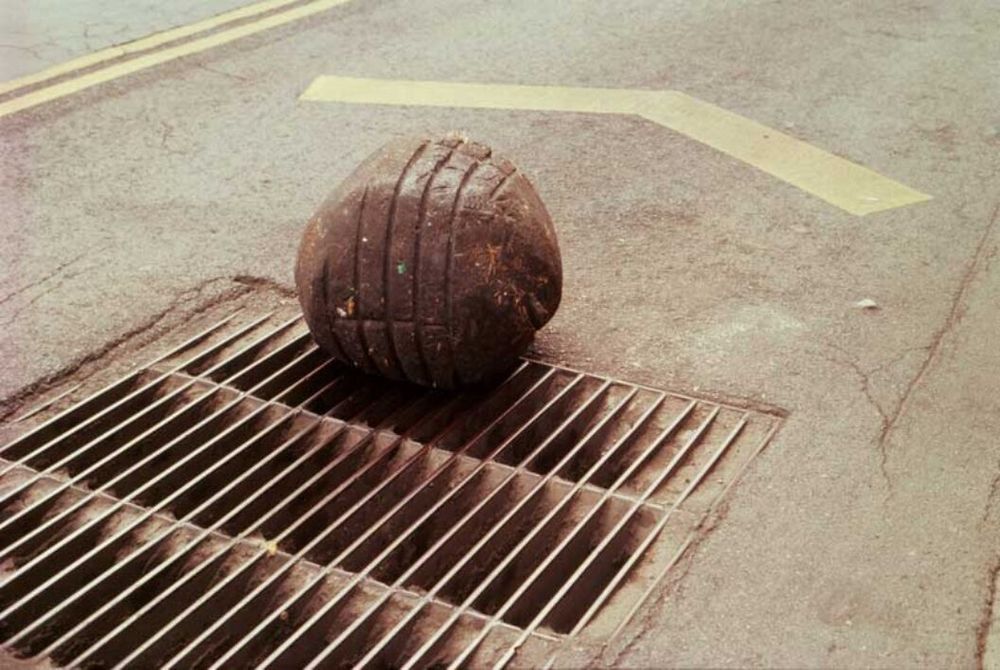 Piedra que cede (1992) Gabriel Orozco.
