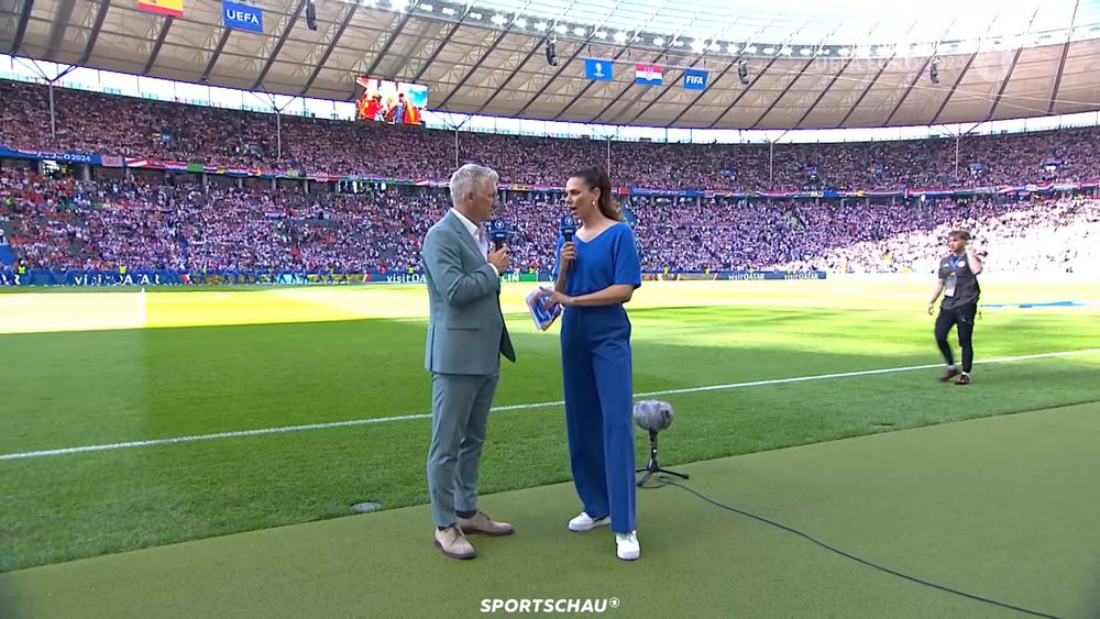 Schweinsteiger in zu kurzer und enger Anzughose