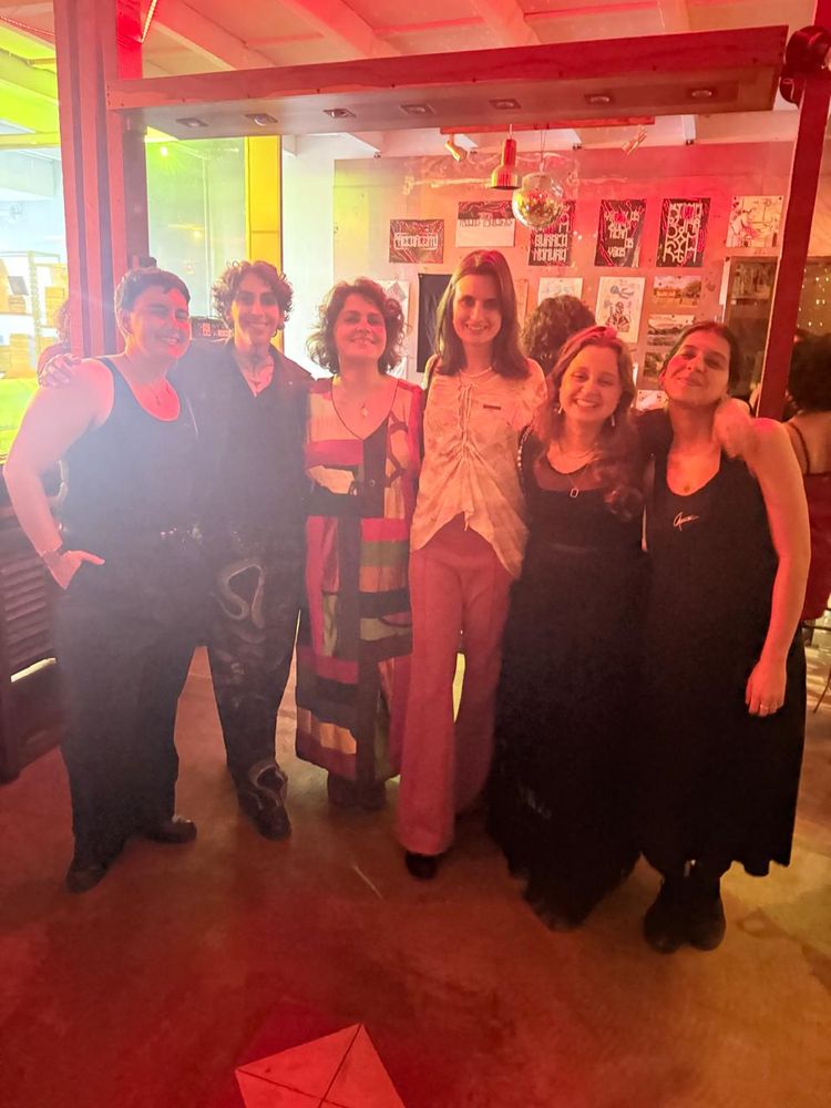 Foto de um grupo de pessoas sorridentes em uma pista de dança 