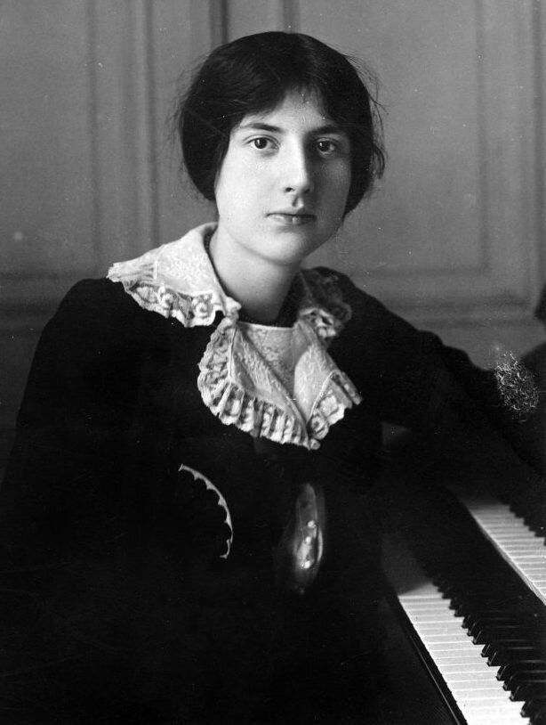 Black and white photo of a count woman sitting at an organ 