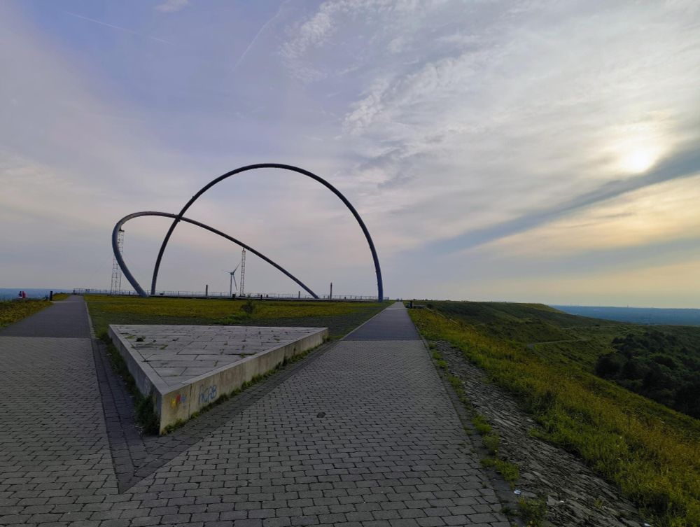 Auf dem Bild sieht man das Horizont Observatorium auf der Halde Hoheward.
