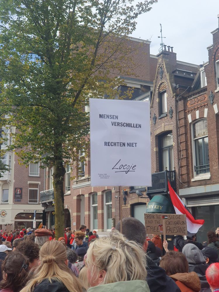 Protestbord met een tekst van Loesje 'mensen verschillen, rechten niet'