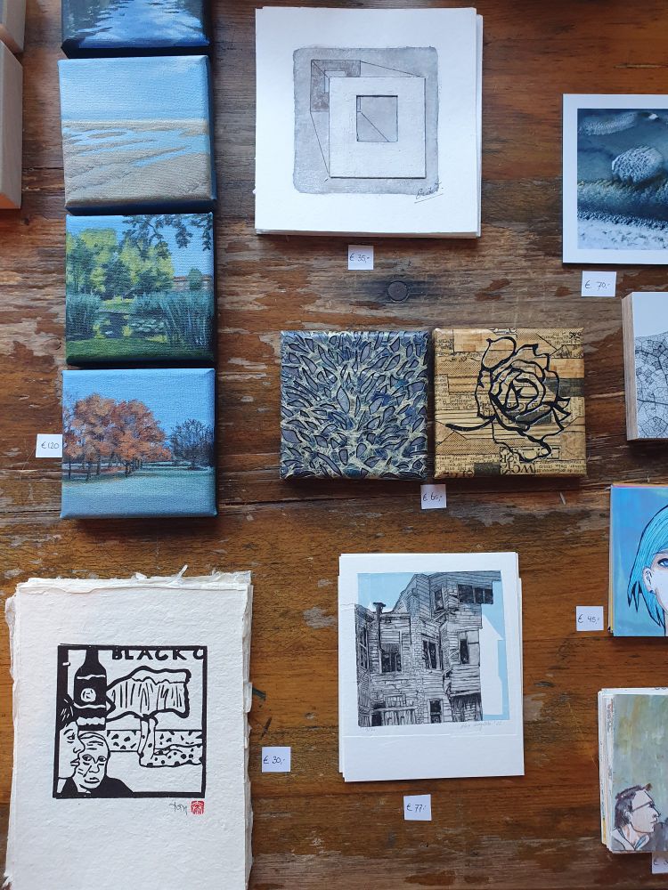 Verschillende kunstwerken voor verschillende prijzen op een bureau