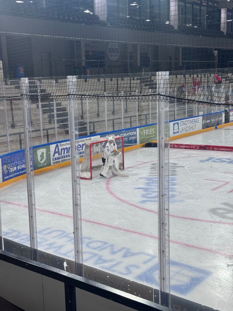 Mitbewohner 2 auf dem Eis in Landshut im Tor. 