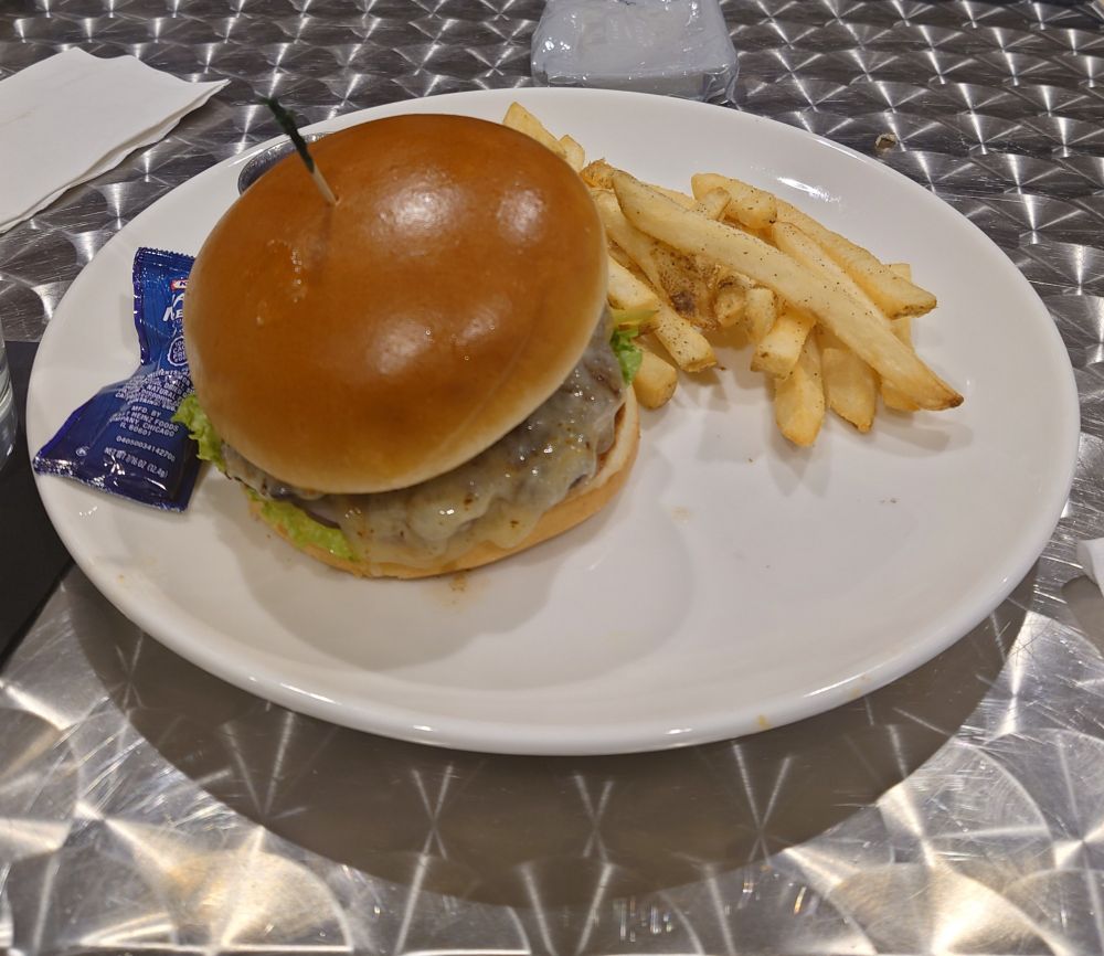 空港ごはん 漏れなくデカい