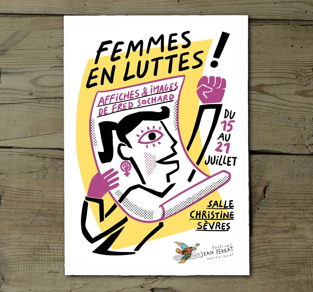 Affiche.
"Femmes en luttes ! Affiches et images de Fred Sochard, du 15 au 21 juillet, salle Christine Sèvres, Festival Jean Ferrat, Antraigues."
Le visage et le buste d'une femme dans une affiche. Son corps se prolonge hors de l'affiche avec un bras qui tient l'affiche et un autre qui se lève le poing levé.