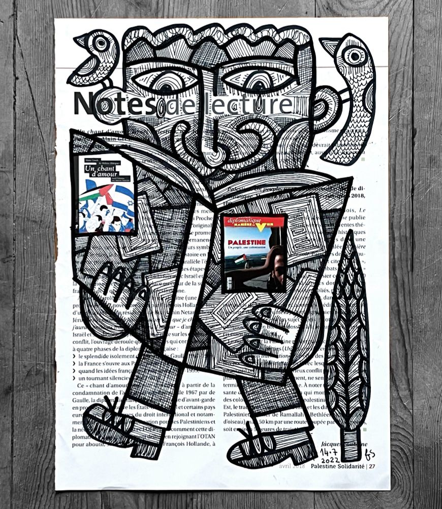 Dessin en noir et blanc sur une page "Notes de lecture" de la revue Palestine Solidarité.
Un personnage marche en tenant un grand livre dans ses mains sur lequel on voit les deux couvertures des livres chroniqués : le dessin est fait autour de ces couvertures et sur les colonnes de texte.
