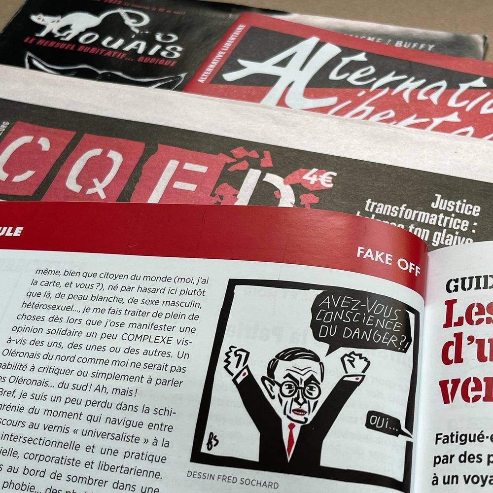 Dessin en noir avec un détail rouge (cravate) qui représente Retailleau levant les bras et demandant : "Avez-vous conscience du danger ?" Une voix lui répond : "Oui…"
Photo de ce dessin imprimé dans la maquette rouge et noire du Monde Libertaire, qui est posé sur les mensuels CQFD, Mouais et Alternative Libertaire, également rouges et noirs.