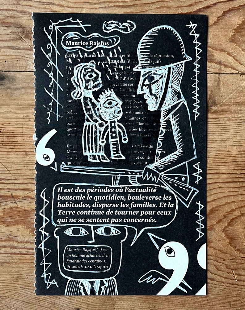 Page sur Maurice Rajsfus. Fond noir avec du texte blanc en partie recouvert par un dessin au posca blanc représentant une femme et son enfant faisant face à un soldat nazi. Autour de la page, des ornements évoquant des barbelés. En bas, un personnage avec une bulle dans la quelle se trouve la citation.