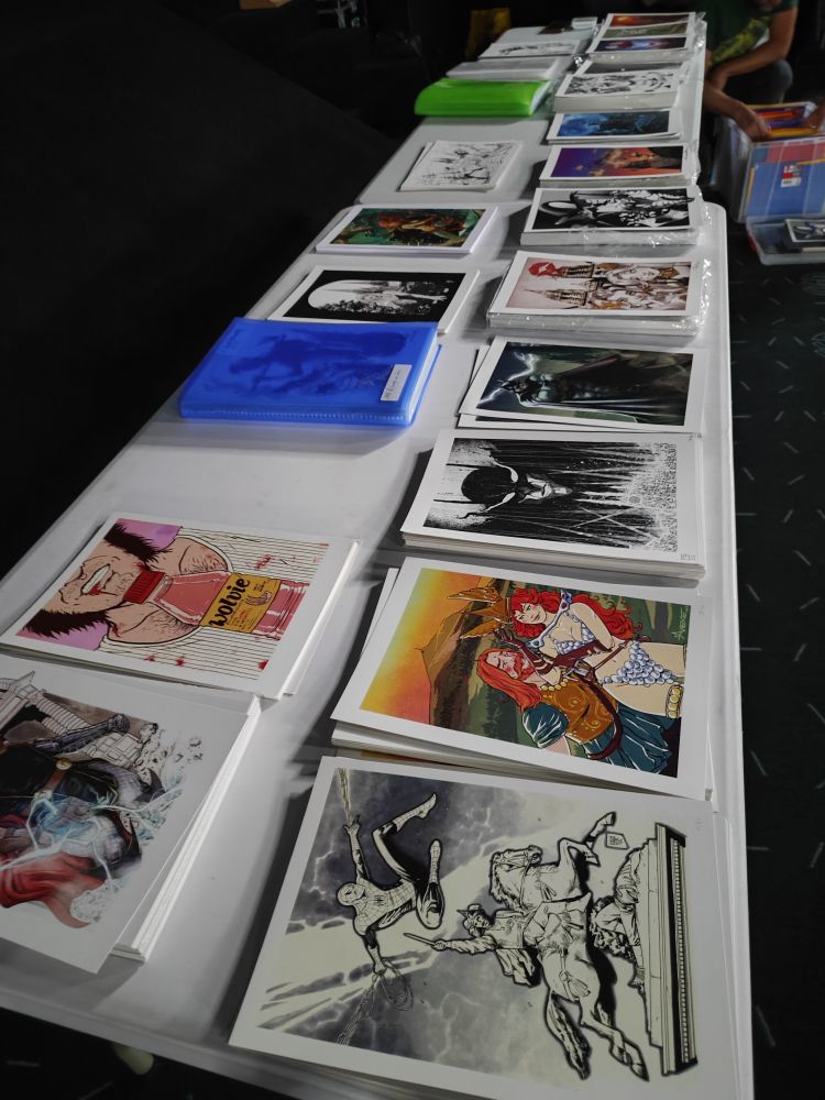 Une table avec plusieurs print disponible.