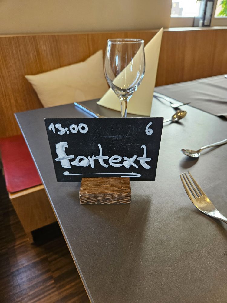 Small sign on a table that says "fortext".