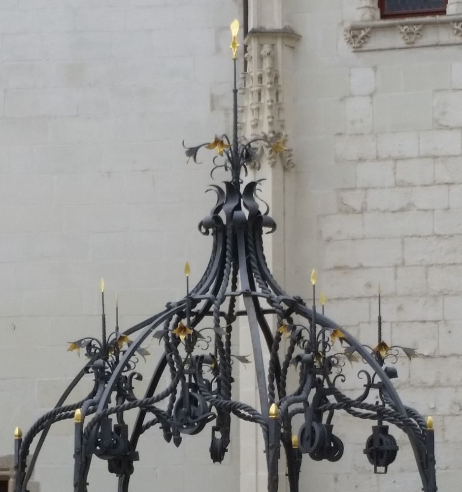 Haut de l'ensemble en fer forgé surmontant le puits dans la cour du château des ducs de Bretagne à Nantes