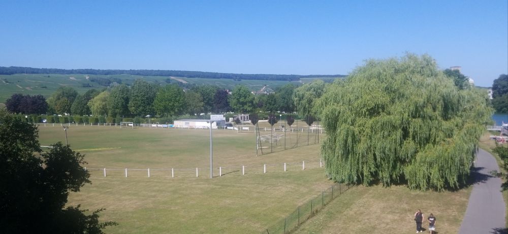 Terrain de football vu de loin en Champagne 