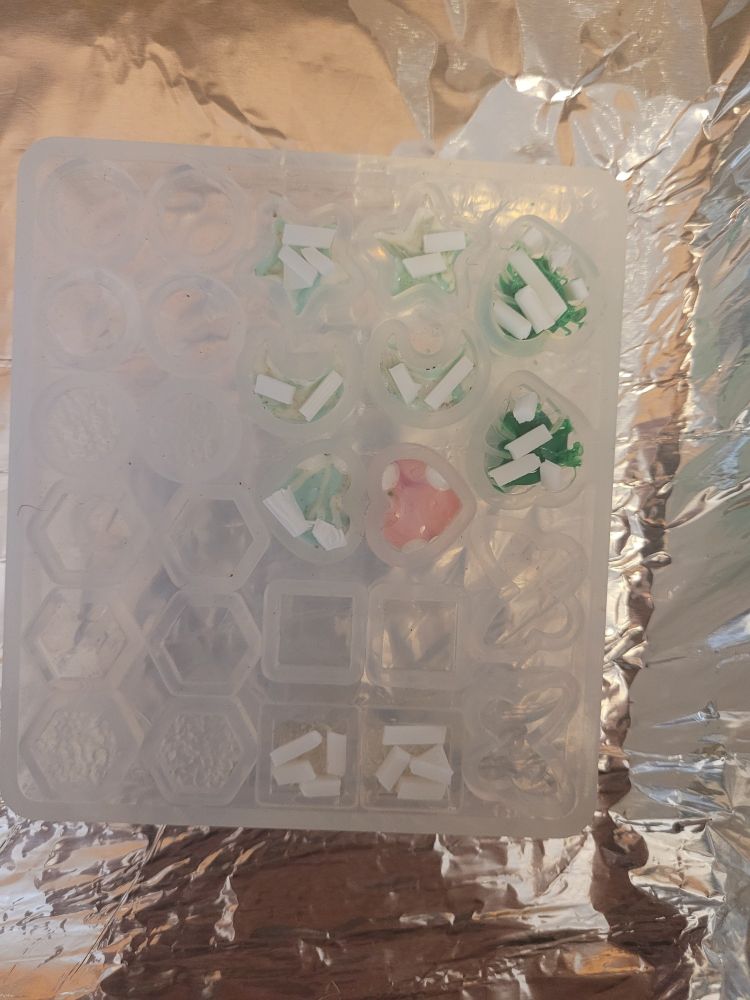 More extra pieces of filament in the tiny molds. Fingers crossed they get into the detailed bits of the molds... 10 minutes at 375 F