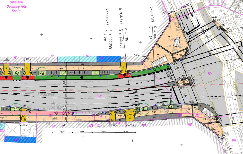 Komplexer Lageplan der Torstraße vor der Kreuzung: Der rot markierte Radstreifen auf der rechten Straßenseite wird vor der Kreuzung auf die Fahrbahn geführt.