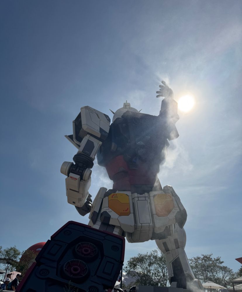 ガンダムの後ろ姿。ガンダムと同じポーズで写真を撮る人が沢山いました。