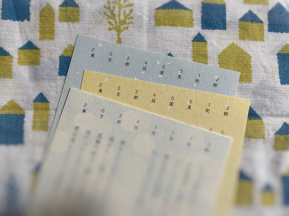 原田彩加と國森晴野の無配ポストカード。短歌5首ずつ、3種類の紙に印刷しています。