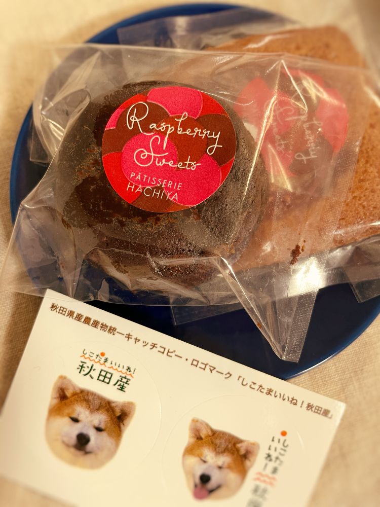 あきた美彩館で購入した、ハチや菓子舗さんのショコラ・フランボワーズときいちごのフィナンシェ。おまけにいただいた、ステッカー。