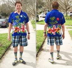 Silvio Santos de camisa florida, bermuda xadrez, meias altas coloridas e mocassim bicolor.