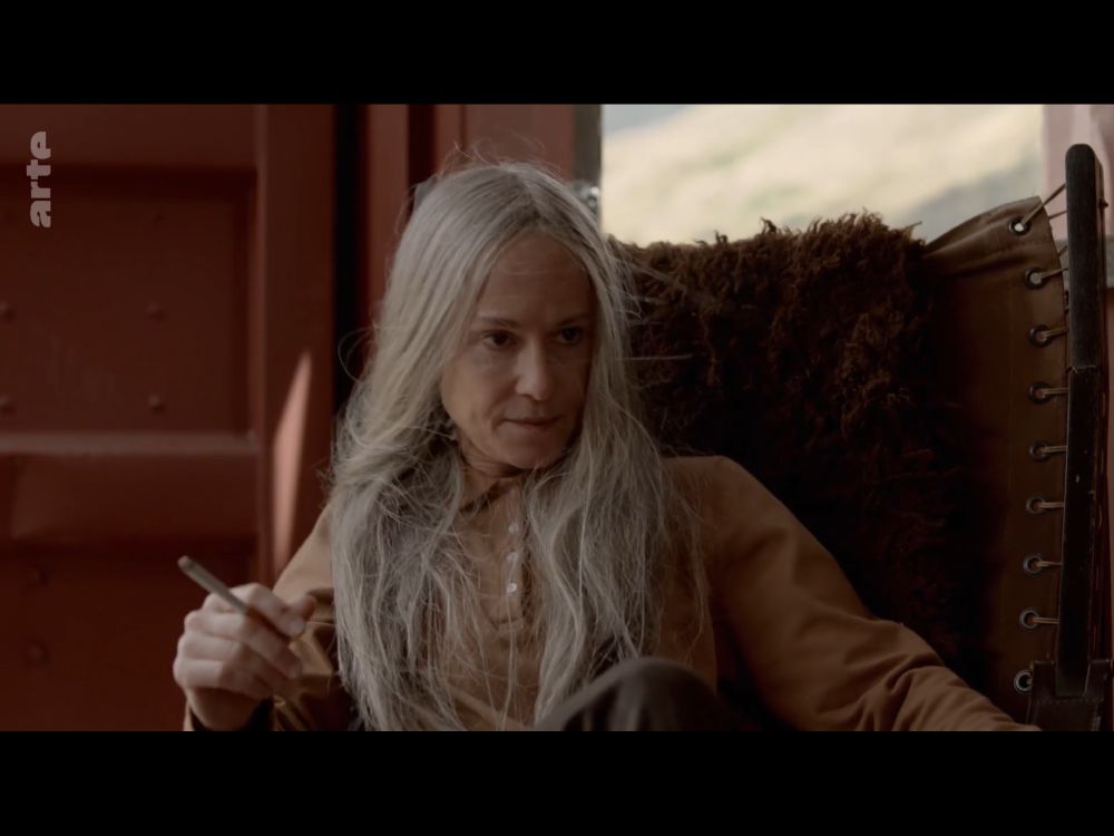 Holly Hunter und Paulina Porizkova mit langen weißen Haaren.