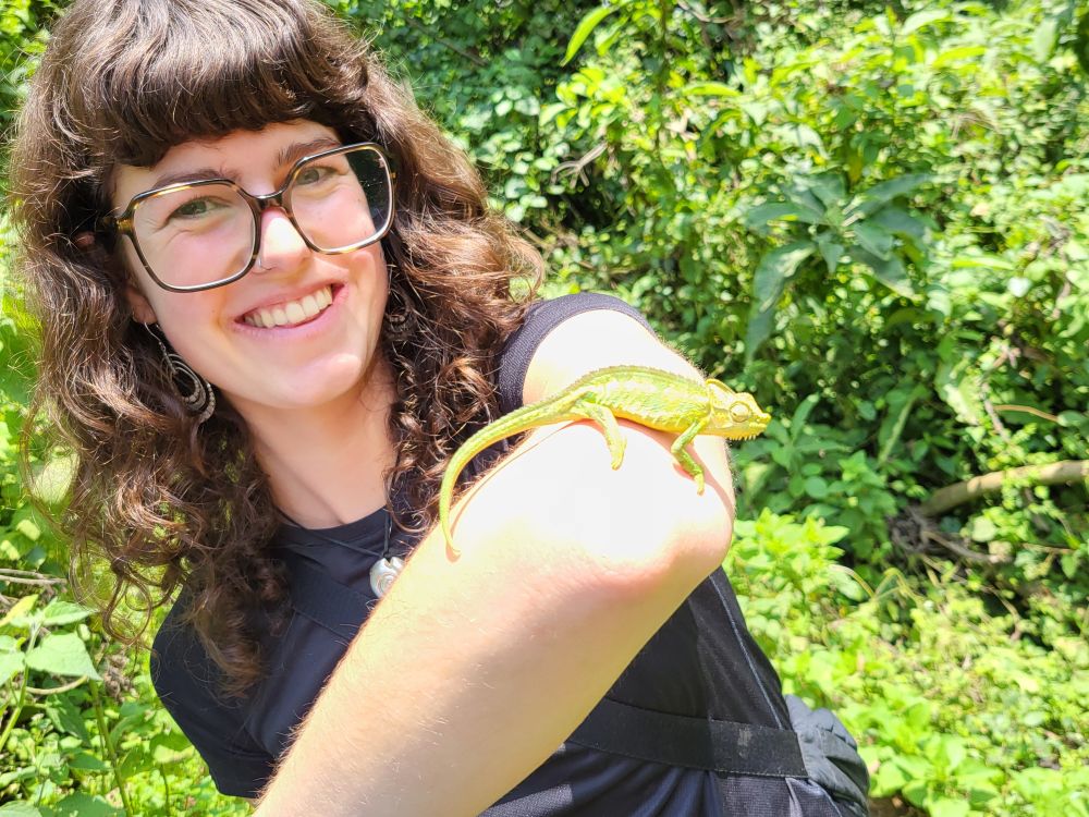 Aniek met kameleon op de arm. 
