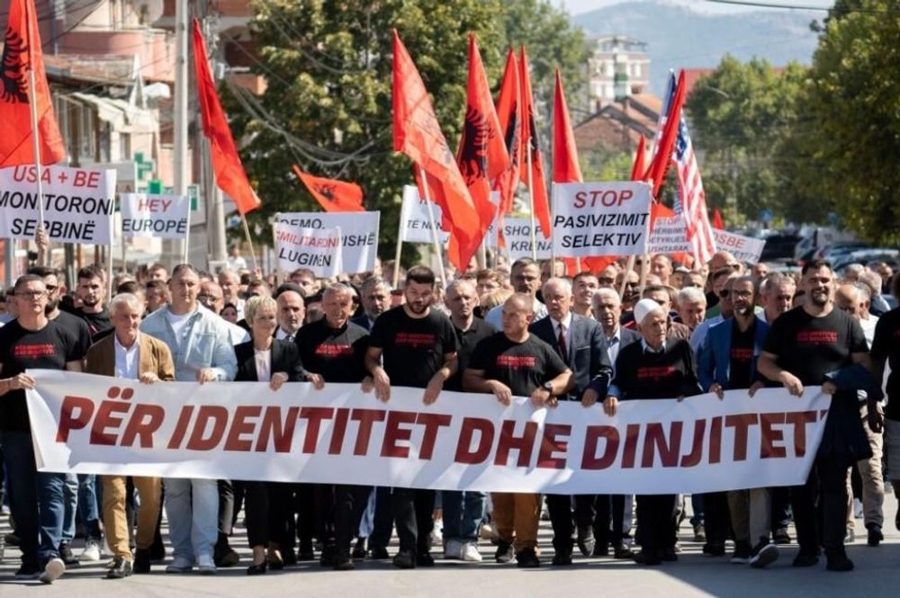 Albaner aus dem Presheva-Tal protestierten heute gegen die Fortsetzung der administrativen ethnischen Säuberung der Albaner durch die Passivierung ihrer Adressen durch den serbischen Staat. Mindestens siebentausend Albaner wurden aus dem Zivilregister gelöscht.