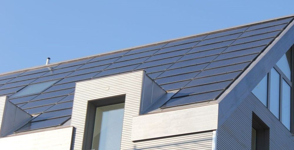 Das in Litauen ansässige Unternehmen Solitek stellt 435-W-Photovoltaikmodule auf dem Dach vor