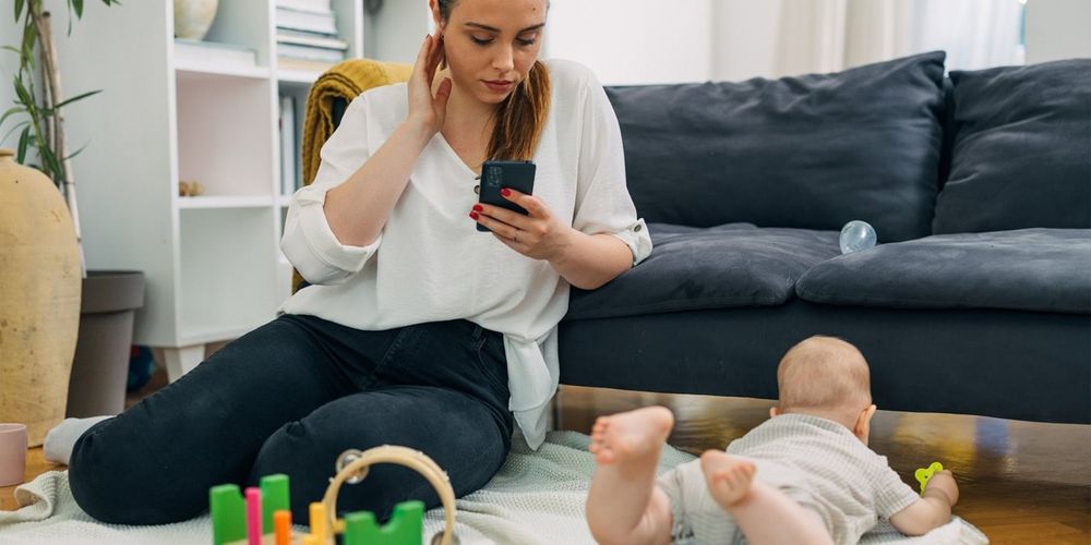 Die Nutzung des Telefons der Eltern ist mit Unterbrechungen der Familienzeit und erhöhtem Stress verbunden