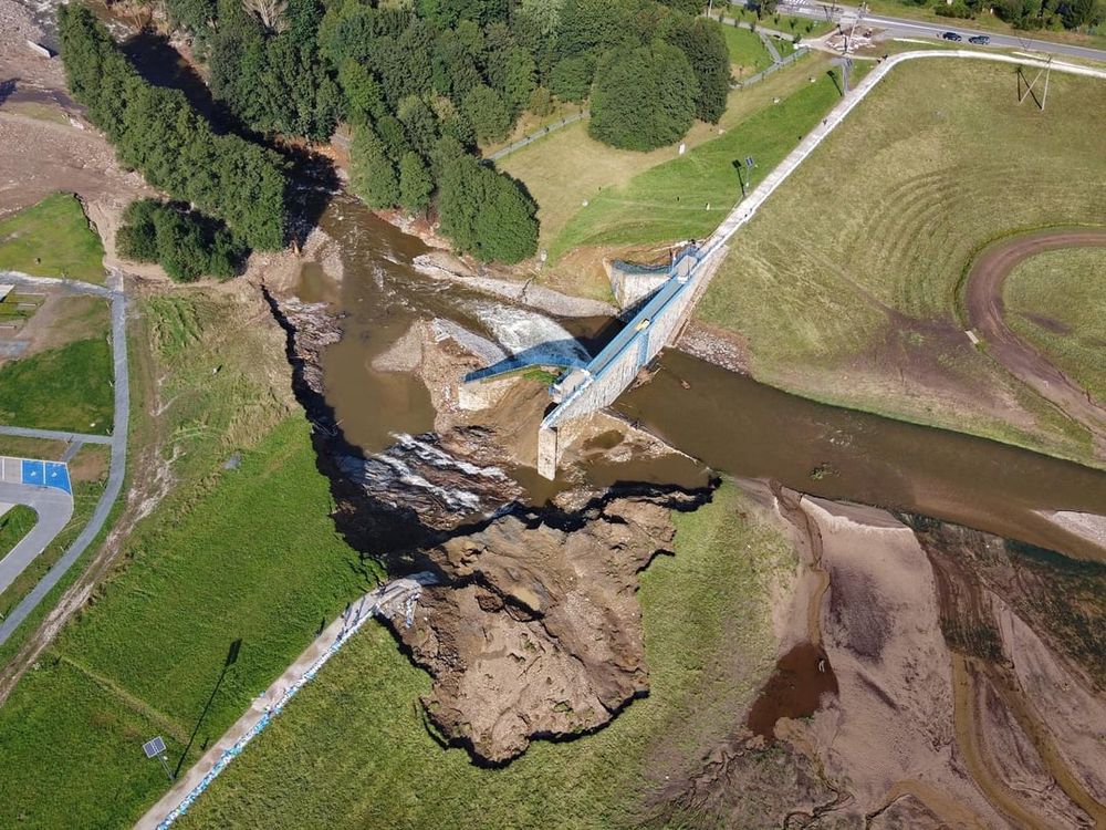 Dammbruch in Stronie Śląskie (Polen). Der Bruch löste eine Welle aus, die mehrere Städte flussabwärts entlang des Flusses Morawka weitgehend zerstörte.