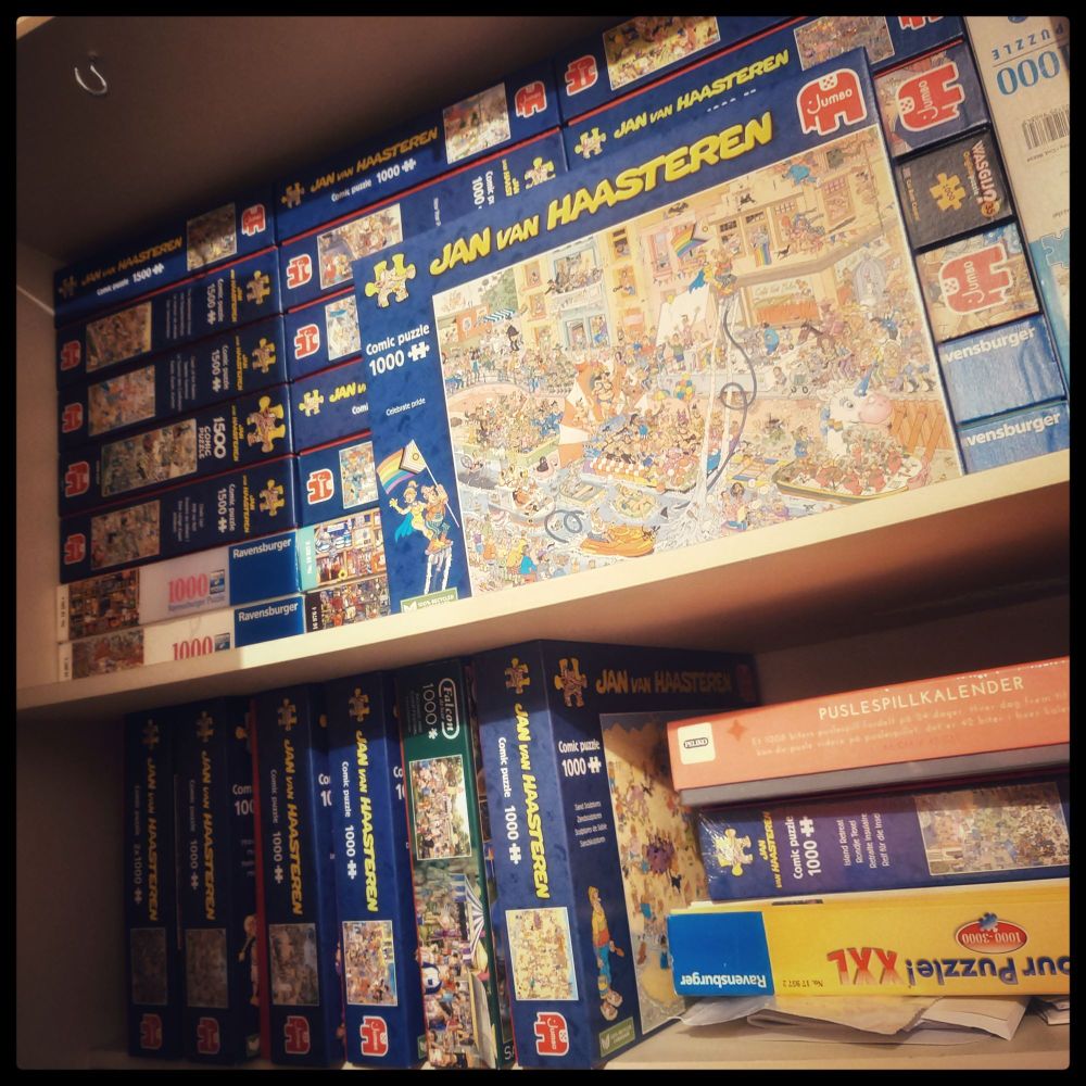 Komeron hylly täynnä Jumbon Jan van Haasteren palapelejä. 