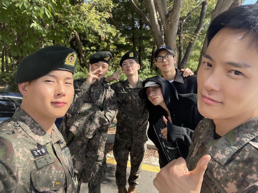 monsta x, grupo sul coreano de música, na cerimônia de liberação do membro lee minhyuk. yoo kihyun, lee jooheon e chae hyungwon ainda estão alistados, enquanto soon hyunwoo já completou o serviço e im changkyun ainda o fará