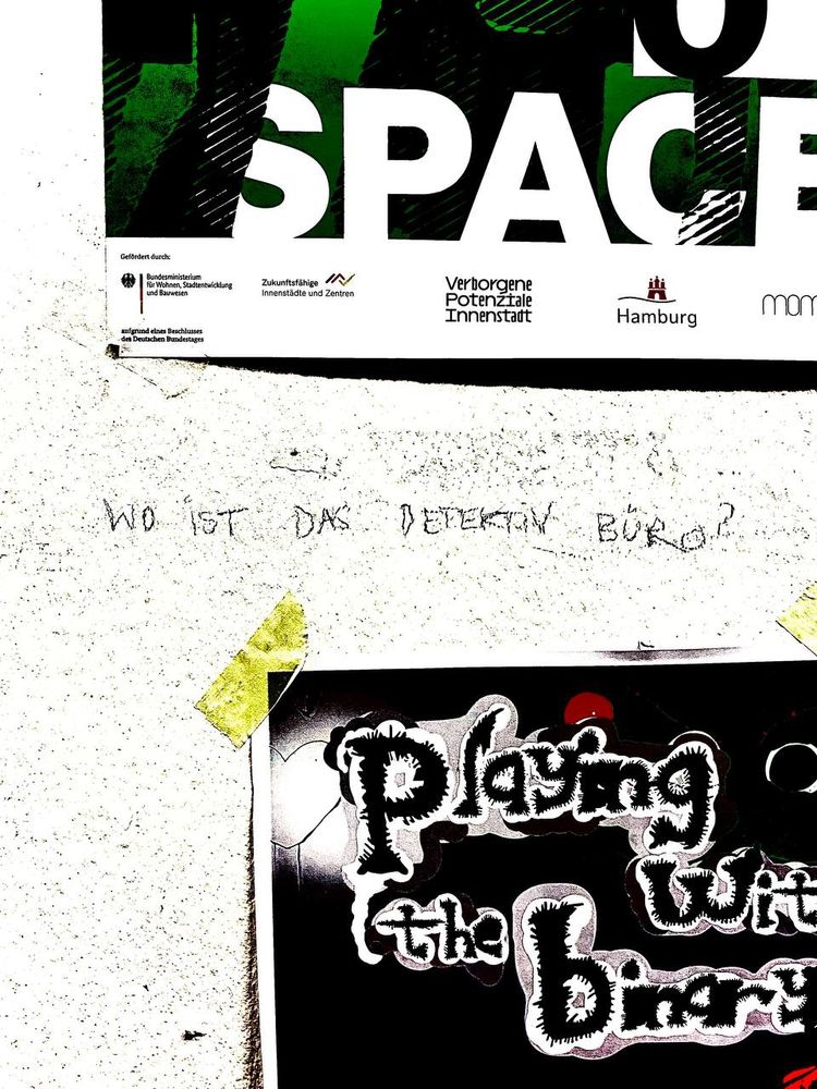 Event-Plakat: Ausschnitt einer Wand mit anderen Postern an den Rändern angeschnitten. Dazwischen in der Mitte des Plakats steht mit Bleistift "Wo ist das Detektiv-Büro"?