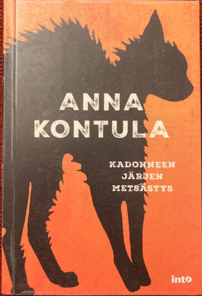 Kuva kirjan kannesta. 

ANNA KONTULA
KADONNEEN JÄRJEN METSÄSTYS

into
