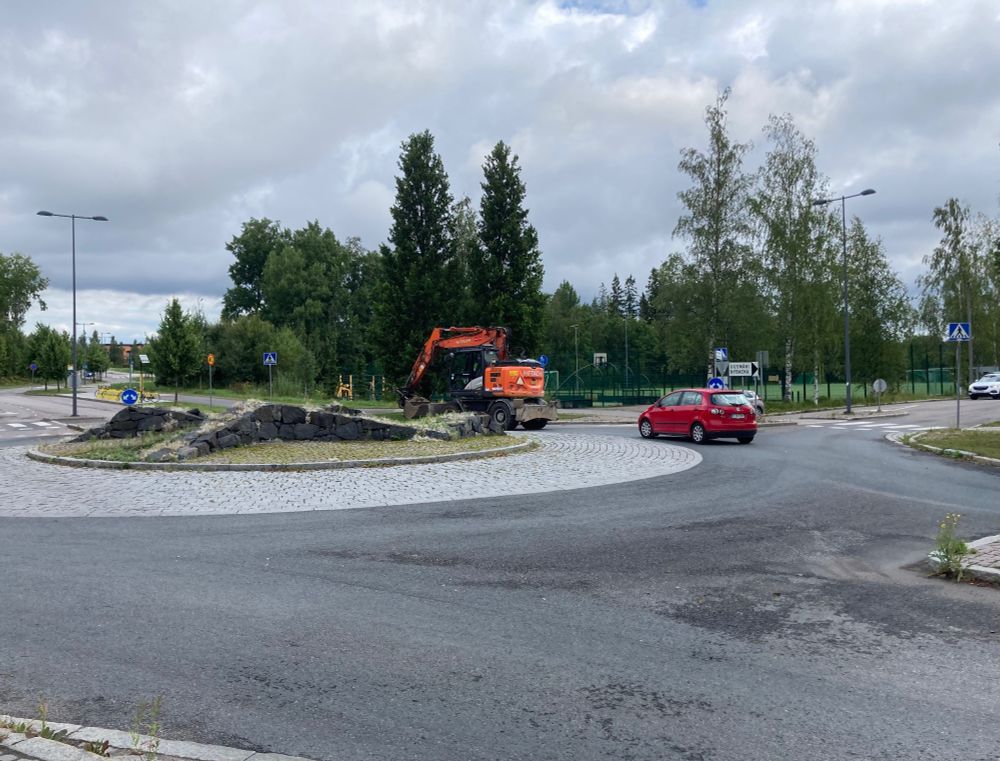 Liikenneympyrä jonka keskellä on kivimuuria muistuttava koriste.
