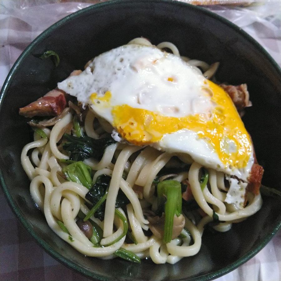 前衛芸術の如き目玉焼きを載せた焼うどん